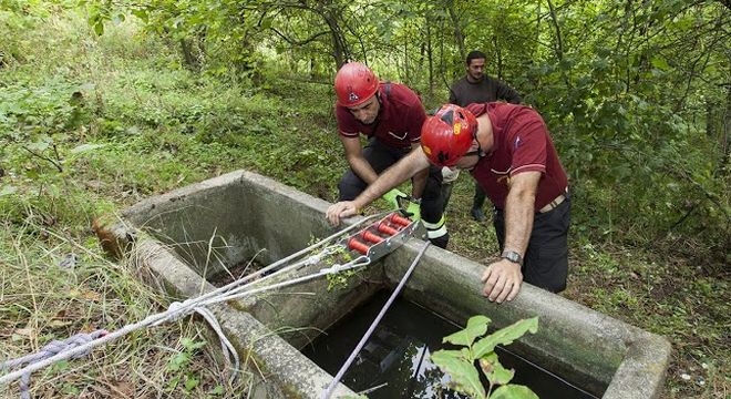 I vigili del fuoco iniziano le operazioni di salvataggio