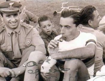 Bailo e Coppi in una foto d'epoca tratta da www.tuttobiciweb.it