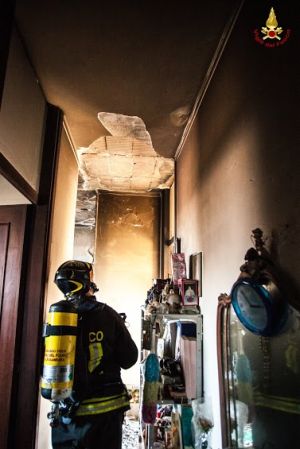 La casa danneggiata dalle fiamme