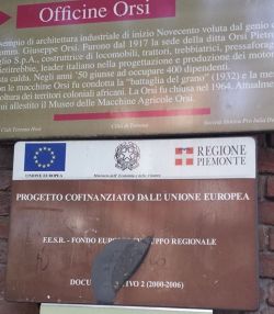 Il cartello rovinato al museo Orsi