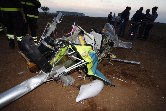 Il velivolo accartocciato al suolo