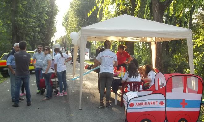 Il banchetto della Croce Rossa: le volontarie guardano sconsolate i pochi passanti