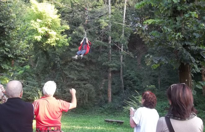 Un bambino scende dalla teleferica del Cai: anche qui scarsa affluenza