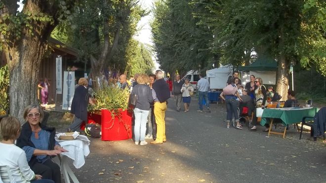 I banchetti delle associazioni: tanti volontari, poco pubblico