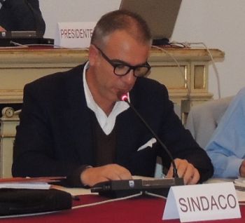 Bardone mentre risponde all'interrogazione della minoranza