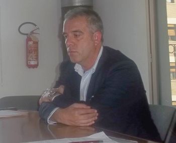 Bardone dubbioso ripensa a cosa non ha funzionato