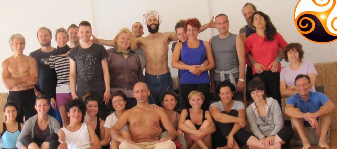 Un gruppo yoga con Massimiliano Cadenazzi 