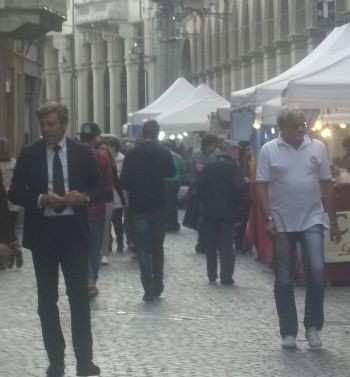 Via Emilia nord strapiena di gente