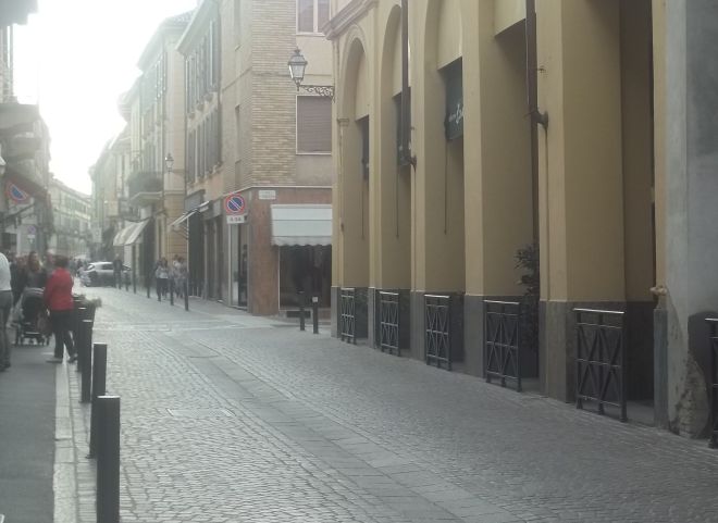 Ore 16,55 di sabato, l'ora dello shopping in via Emilia nord
