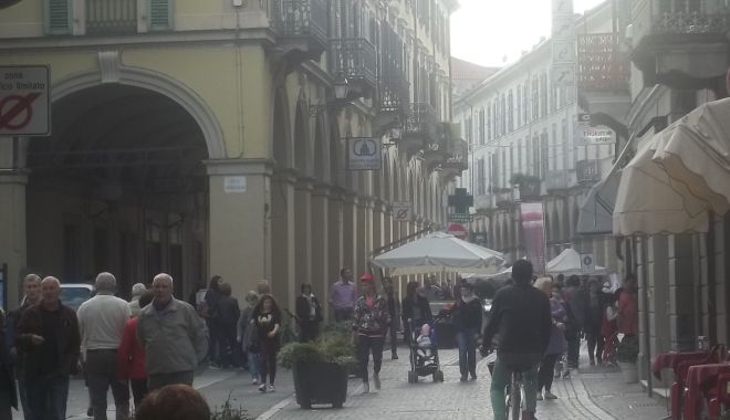 Affollamento di gente in via Emilia sud