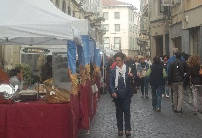 Le bancarelle richiamano gente