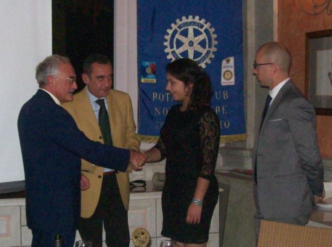 Il momento della consegna della borsa da parte del presidente del RC di Novi Gian Paolo Ghelardi 