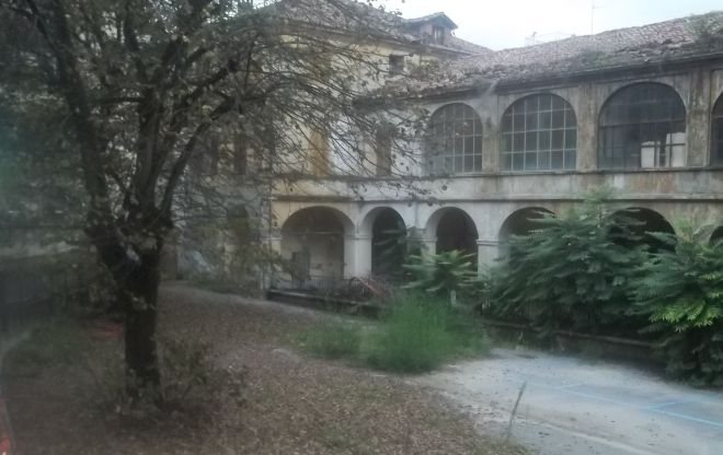 Palazzo leardi invaso dalle erbacce