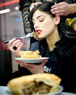 modella a pranzo - I