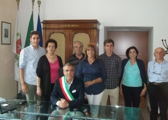 Il sindaco Gianluca Bardone con la famiglia il giorno del suo insediamento