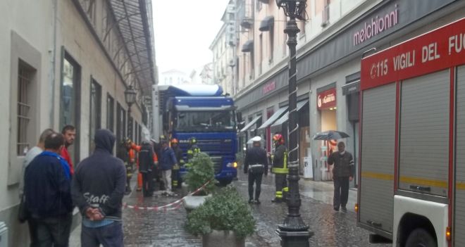 Il lampione è rimosso si segano gli spuntoni che escono dall'asfalto
