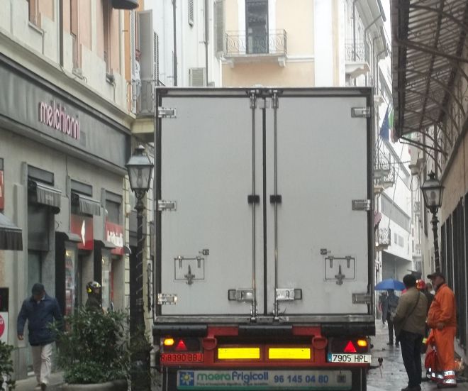 La strada è libera, il Tir inizia a muoversi