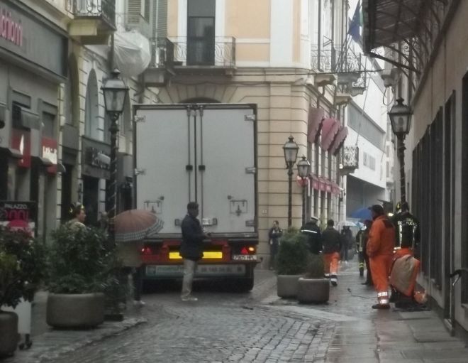 Il tir esce da via Miglia, tutto e bene ciò che finisce bene