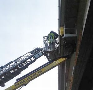 I pompieri salvano l'operaio