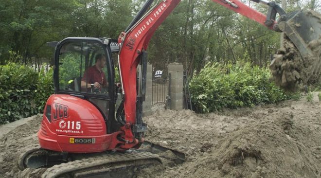 Un pompiere toglie il fango a Cassano Spinola