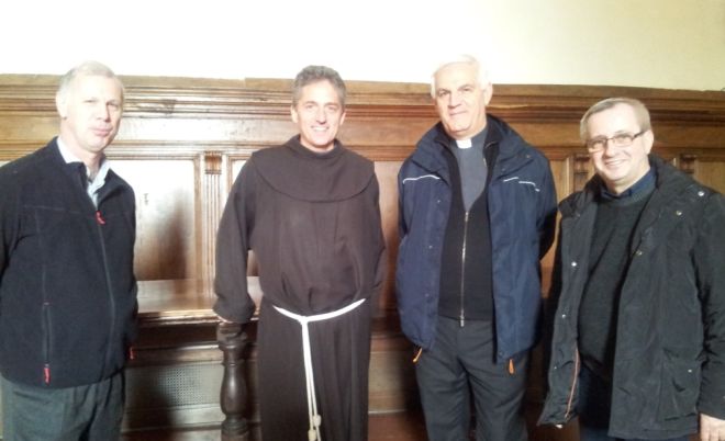 I sacerdoti con il vescovo Viola 