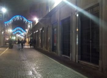 Via Emilia nord, poca gente, negozi chiusi per la crisi