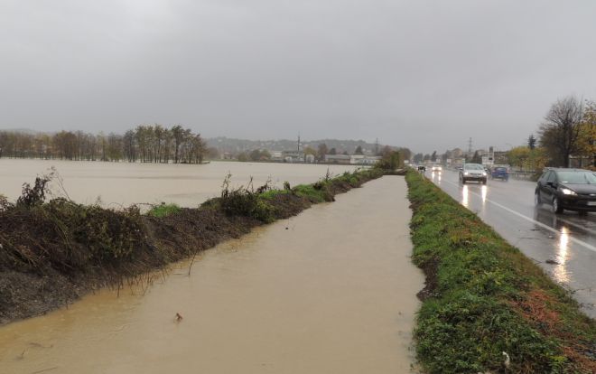 Fosso allagato a fianco della statale per Voghera pochi minuti prima della chiusura della strada 