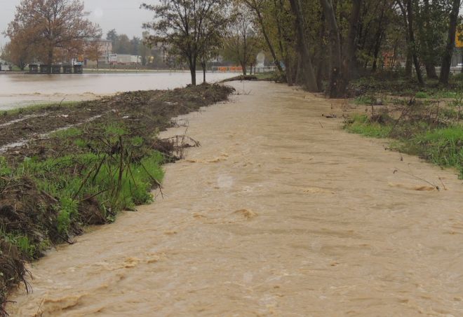L'acqua dal fosso tracina nei campi