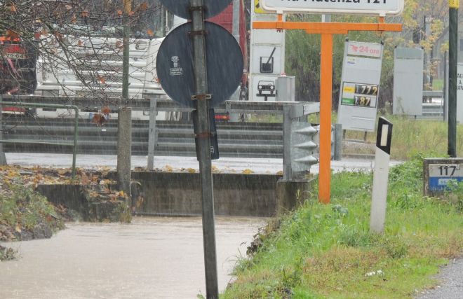Un fosso stracolmo d'acqua