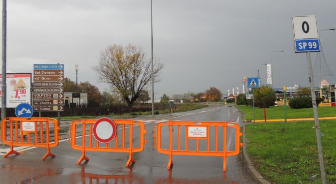 Strada chiusa alla rotonda Oasi