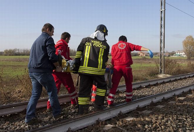 Il copro dell'uomo trasportato verso l'ambulanza
