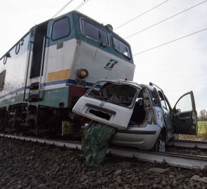 auto contro treno - I