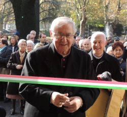 Il Vescovo taglia il nastro