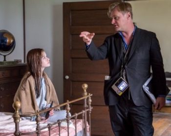 Il regista Christopher Nolan spiega alla giovane  Mackenzie Foy, cosa deve fare