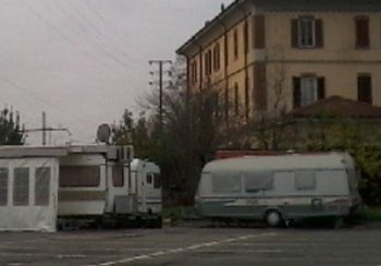 La roulotte parcheggiata in area non autorizzata con l'antenna parabolica
