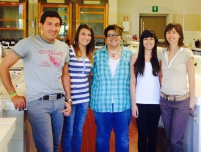 Francesca Lio e Chiara Generale con la Professoressa Sturini del Dipartimento di Chimica Analitica e i due tutors universitari