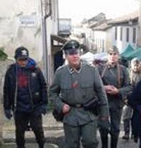 Alcuni figurante in perfetta divisa da nazista alla fiera del tartufo
