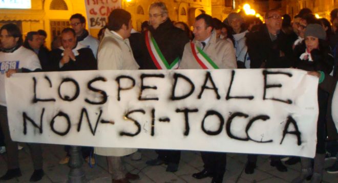 Sindaci di un paese in corteo, come quello che avrebbero dovuto fare i sindaci di Tortona nel 2013, ma che non hanno fatto