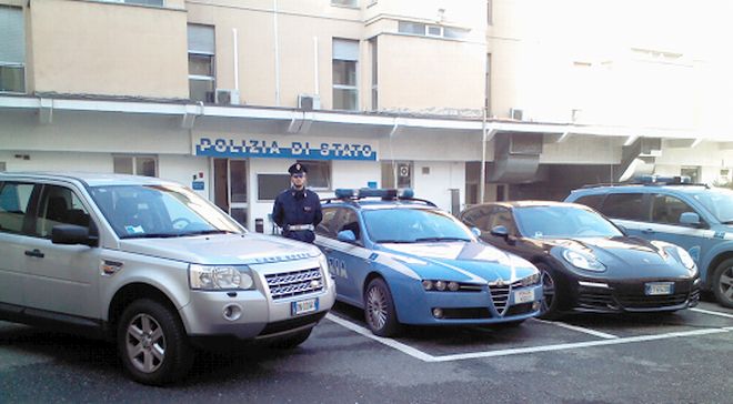 La porche nera e la rover sequestrate dalla polstrada