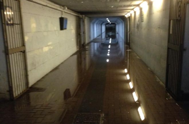 Il sottopasso della stazione allagato - Foto Andrea Seminatore