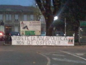 Striscione apparso davanti all'ospedale
