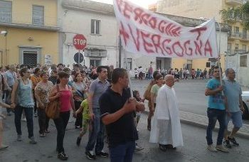 Una manifestazione in difesa di un ospedale depauperato come quello di Tortona
