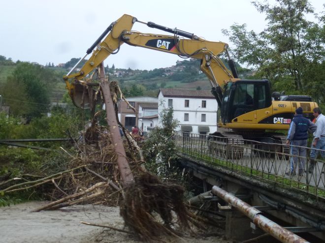 Durante il maltempo è stato molto tempestivo l’intervento per la rimozione di alberi, masserizie ed altro che ostruivano, all’altezza dei ponti, il corso delle acque. Questo grazie ad una impresa del posto ed ai suoi dipendenti che hanno operato instancabilmente fino a normalizzare la situazione. Perché non è stato fatto prima: si sarebbero risparmiato denaro e danni.
