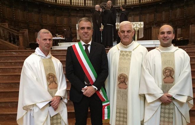 Il sindaco Bardone con alcuni sacerdoti