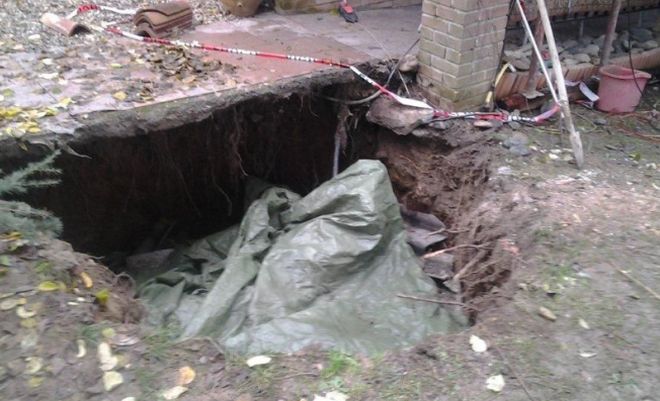 Il buco dov'era sotterrato l'amianto