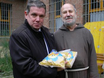 ella foto il Vice Direttore della Coldiretti di Alessandria Emiliano Bracco con Padre Luigi, il responsabile del Ristoro Francescano di via Gramsci ad Alessandria, la struttura alla quale è stata donata una fornitura di “Pasta della Bontà”, in collaborazione con la Lega del Filo d’Oro.