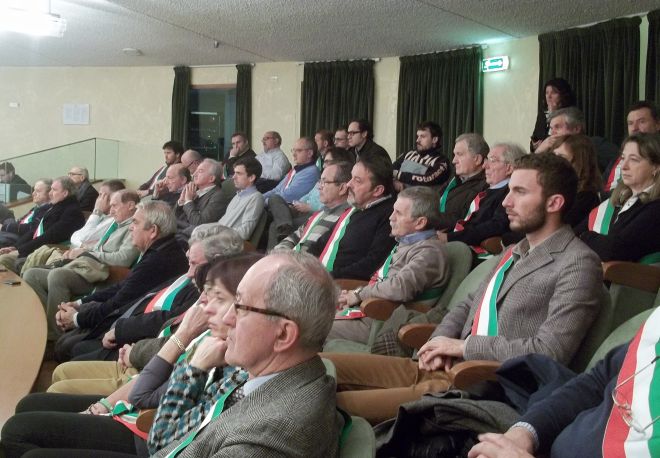 Per oltre 3 ore e mezza i sindaci hanno atteso che finisse la seduta