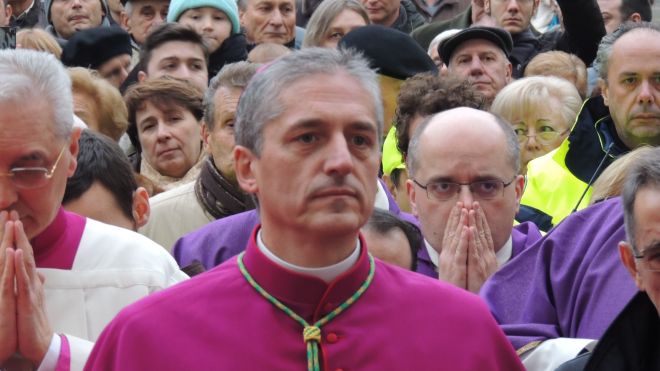 Padre Viola ascolta il saluto di Bardone