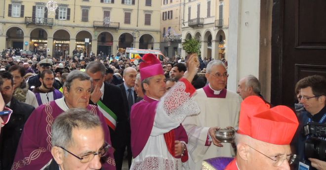 Padre Viola entra in Duomo e benedice i fedeli con un ramo d'ulivo