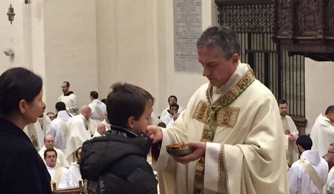 Il neo vescovo di Tortona che distribuisce la comunione